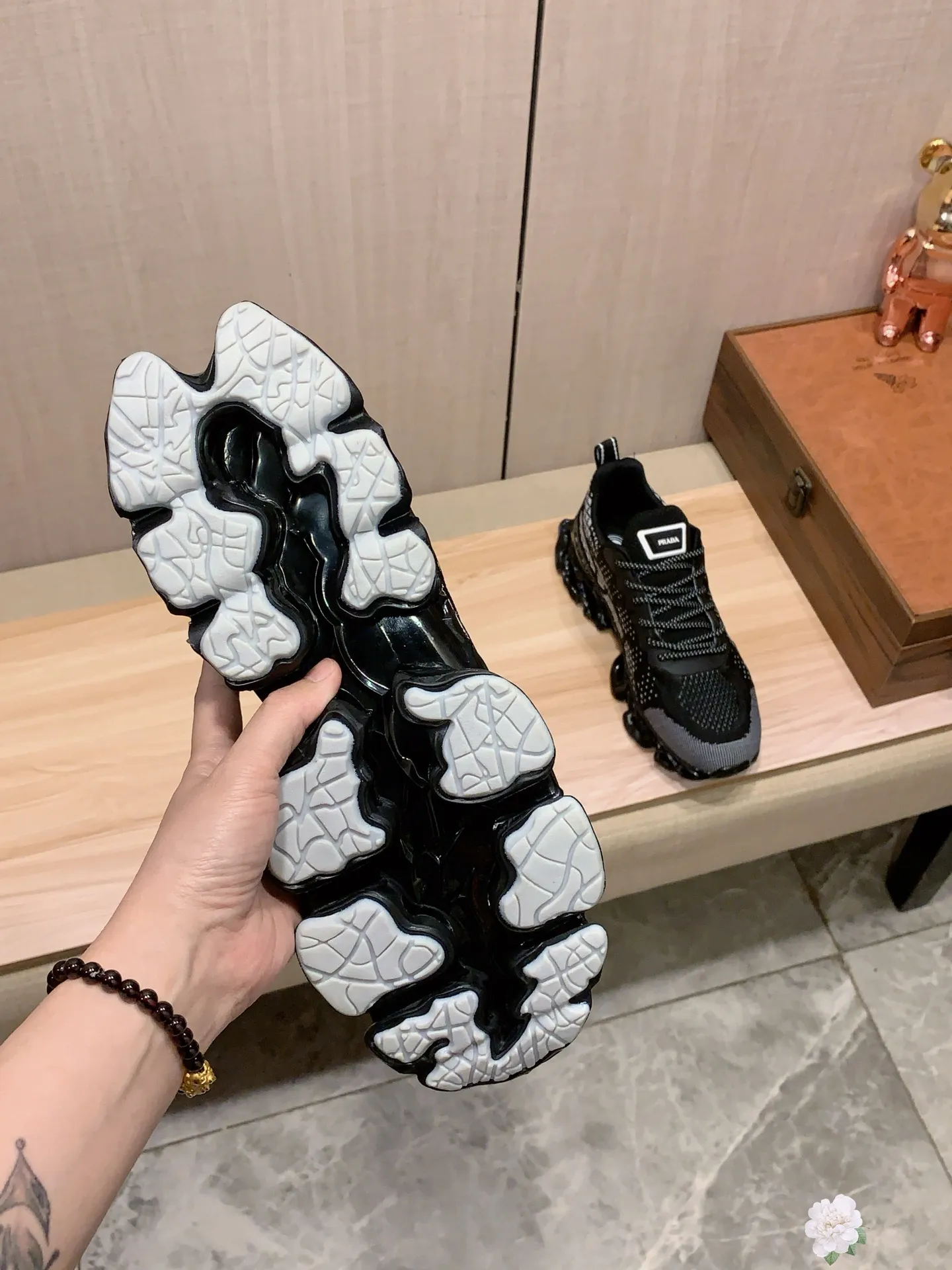 Men's men's shoes💰460💰💰🎩🎩[Lightning][Lightning] "PRADA*" The latest and most popular casual shoes, top brand [seduce] luxury ~ purchasing agency, top ~ quality. [Strong] The upper is made of imported breathable fly weave material ➕ breathable sheepskin feet (•) with fine workmanship. The original stylish and stylish soft rubber wear-resistant and non-slip outsole is light and comfortable on the feet. The real thing looks better when photographed. 004: Size: 38-44, 3️⃣ colors selected